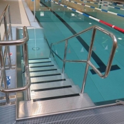 piscine de Cossonay, escalier d'accès au grand bassin